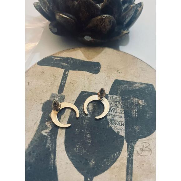 Gold moon stud EARRINGS - Picture 2 of 5